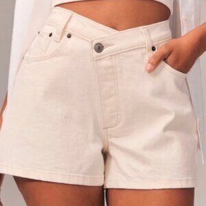 NWT Women's Abercrombie & Fitch Cream 90's Relaxed Jean Shorts 33/16